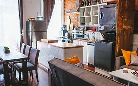 Hip Heritage Main Floor Flat In Downtown District